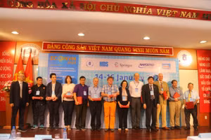 Ông Đỗ Tiễn Sỹ, Bí thư Tỉnh ủy Hưng Yên (thứ hai từ phải sang) tặng hoa chúc mừng ông Trần Quốc Văn (thứ hai từ trái sang)