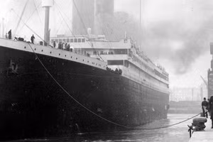 Titanic tại bến đỗ ở Southampton.