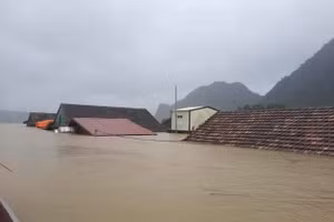 Vì sao mưa lũ lớn xảy ra dồn dập ở miền Trung?