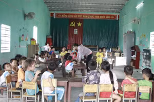 Thiếu phòng học, các em mẫu giáo phải học nhờ hội trường, nhà văn hóa thôn, buôn.