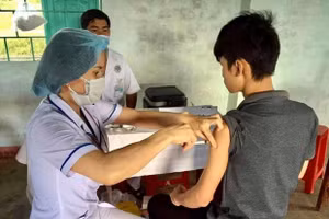 Tiêm vắcxin phòng bệnh bạch hầu cho người dân. (Ảnh: PV/Vietnam+).