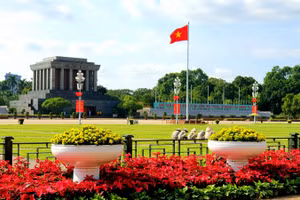 Quảng trường Ba Đình đỏ thắm sắc hoa trước thềm Đại hội đại biểu lần thứ XVII Đảng bộ Thành phố Hà Nội.