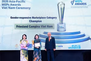 Bà Phan Nam Trân (giữa), Giám đốc Nhân sự FrieslandCampina Việt Nam, nhận giải thưởng "Bình đẳng giới trên thị trường"