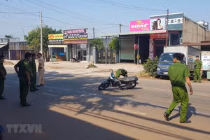 Cơ quan chức năng thực nghiệm lại hiện trường vụ án. (Ảnh: Đậu Tất Thành/TTXVN).