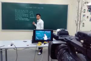 Giáo viên Việt Nam dạy trực tuyến trên truyền hình. Ảnh: Thế Đại