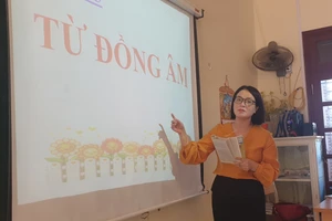 Việc nâng chuẩn trình độ đội ngũ, tuyển mới nguồn nhân lực phải song hành cùng cơ chế, chính sách nâng cao đời sống GV - (GV Trường THCS Ngũ Phúc, Kiến Thụy trong giờ dạy).