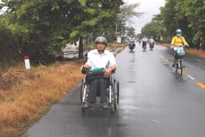 Thầy Thái Thành Thuận trên đường đến trường.