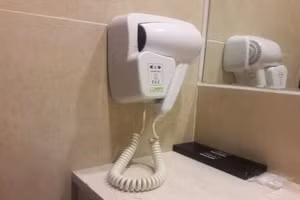 Hạn chế sử dụng máy sấy trong khách sạn bởi đây là một trong những vật dụng chứa nhiều vi khuẩn nhất.