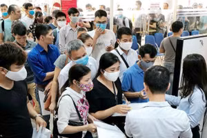 Xếp hàng làm thủ tục trợ cấp thất nghiệp tại Hà Nội.