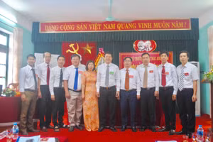 Đồng chí. Hàn Duy Điều UVBTV, trưởng Ban Tuyên giáo Huyện ủy Nga Sơn chụp ảnh cùng BCH Đảng bộ nhà trường nhiệm kỳ 2020-2025