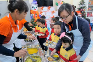 Trường Mầm non B Hà Nội trải nghiệm với bữa ăn tự chọn.	Ảnh: NTCC