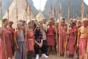 Đạo diễn Jordan Vogt-Roberts của phim “Kong: Skull Island” thăm Quần thể danh thắng Tràng An (Ninh Bình) và phim trường Kong: Skull Island được phục dựng vào năm 2017. Ảnh: Internet.