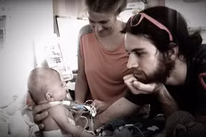 Con đầu lòng vừa qua đời, đôi vợ chồng nhận được cú điện thoại thay đổi tất cả