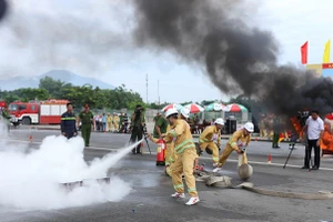 Thi tiếp sức cứu người chữa cháy.