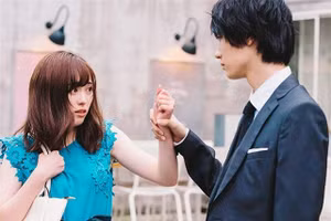 Anh nắm bàn tay tôi chặt đến mức khiến tôi đau điếng. (Ảnh minh họa).