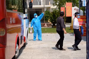 Các thí sinh xuống xe để vào điểm thi trường THPT Võ Chí Công.