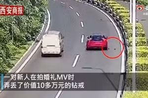 Chiếc hộp đựng nhẫn kim cương bị rơi giữa đường. Ảnh cắt clip.