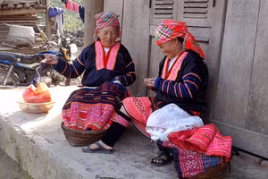 Trang phục của phụ nữ H’Mông trong ngày Tết Độc lập