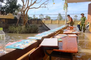 Chỉ cần nước rút, giáo viên Trường Tiểu học Thạch Tân (Thạch Hà) ngay lập tức tới trường dọn dẹp và phơi sấy sách vở học sinh.