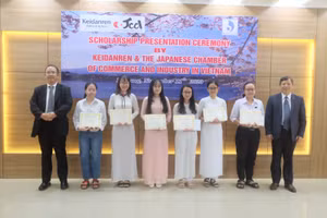 Đại diện Keidanren và JCCI (ngoài cùng bìa trái), trao học bổng cho các sinh viên Đại học Đà Nẵng.