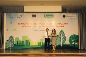 Đại diện Hệ thống giáo dục Sky-Line kết hợp với Trung tâm phát triển Sáng tạo xanh (GreenID) thực hiện lộ trình xây dựng Trường học xanh.
