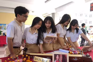  HS Trường THPT Phạm Phú Thứ tìm hiểu các nhạc cụ dân tộc ở kệ trưng bày tại chuyên đề ngoại khóa. Ảnh: P.Nga 