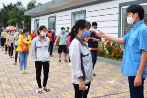 Người dân, sinh viên TP.HCM nâng cao cảnh giác trước diễn biến mới dịch Covid=19