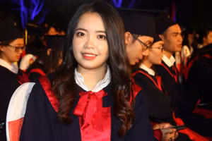 Nghiêm Thị Thùy Linh trong lễ vinh danh học sinh, sinh viên xuất sắc tiêu biểu TP Hải Phòng năm 2020. Ảnh: Nguyễn Dịu