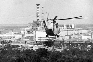 Máy bay trực thăng tiếp cận lò phản ứng Chernobyl thực hiện chiến dịch tẩy uế.