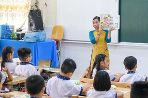  Cô, trò lớp 1, Trường Tiểu học Võ Trường Toản, quận Ninh Kiều (TP Cần Thơ) trong giờ học Tiếng Việt.