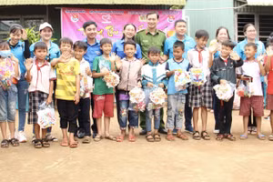 Lãnh đạo Tỉnh Đoàn Bình Phước cùng anh Lê Văn Hữu - đại diện Hội từ thiện Hạt Phù Sa (hàng 2, thứ 3 từ phải sang) và Chi đoàn Phòng Cảnh sát kinh tế (Công an tỉnh) trao quà Trung thu cho các em thiếu nhi xã Đường 10, huyện Bù Đăng, tỉnh Bình Phước.