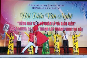 Hiệu trưởng Nguyễn Thị Tuyết Minh (thứ 4 từ phải sang) cùng giáo viên tham gia hội diễn văn nghệ.