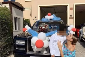 Mẹ "chơi ngông" mua siêu xe gần 8 tỷ đồng tặng con trai 12 tuổi