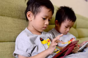 Cai nghiện điện thoại cho bé.