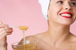 Bạn có thể bôi mật ong lên vùng da bị sẹo mỗi ngày để đạt hiệu quả tốt nhất.