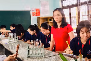 Cô Lam Phương giảng dạy học sinh của mình.