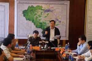 Bộ trưởng Bộ NN&PTNT Nguyễn Xuân Cường phát biểu tại cuộc họp ở Sở chỉ huy tiền phương đặt tại Đà Nẵng. 