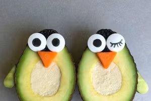 Những con cua "chầu chực" quanh chân bé gái. Ảnh: Sun.