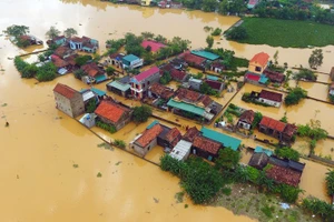  Lũ lụt miền Trung đã gây thiệt hại nặng nề về người và tài sản.