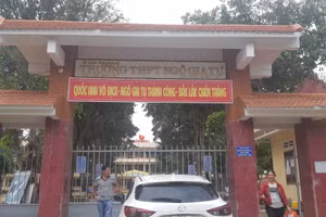 Băng rôn cổ vũ đã được treo trang trọng ở cổng chính