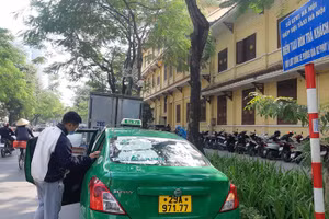 Xe taxi tiếp cận điểm dừng đỗ để đón trả khách (Chụp tại điểm dừng đỗ cho xe taxi đối diện số nhà 56 Lý Thường Kiệt).