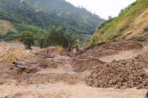 Sạt lở nghiêm trọng xảy ra tại huyện Phước Sơn gây cô lập, chia cắt.