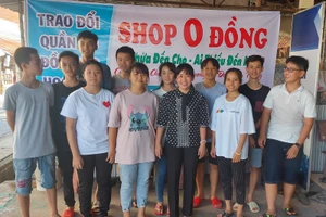 Cô Lê Thị Anh Đào cùng các học trò bên “Shop 0 đồng”.