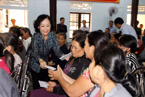Đồng chí Trương Thị Mai chia sẻ khó khăn với người dân Thừa Thiên - Huế.
