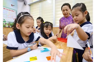 Cô Nguyễn Thị Thu Vân hướng dẫn học sinh lớp 1/6 Trường Tiểu học Nguyễn Bỉnh Khiêm, quận 1 bài học nhóm. Ảnh: HOÀNG HÙNG