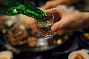 Chồng đam mê những cuộc nhậu và bạn bè hơn gia đình (Ảnh minh họa Internet)