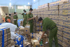 Công an TP HCM phát hiện một đường dây sản xuất găng tay giả.