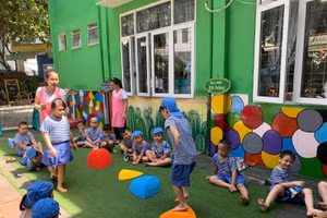 Hoạt động vui chơi ngoài trời của các bé Trường Mầm non Bình Minh (Đà Nẵng). Ảnh: TG