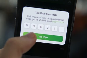 Xác thực giao dịch bằng SMS OTP là cách mà nhiều ngân hàng đang sử dụng hiện nay. Ảnh: Lưu Quý