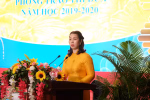 Bà Lữ Thị Kim Hoa  - Trưởng phòng GD&ĐT quận Liên Chiểu (TP Đà Nẵng) phát biểu tại buổi lễ.